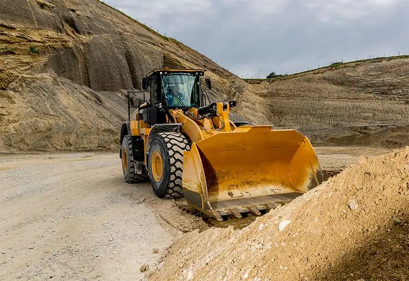 Pneulader in Kiesgrube