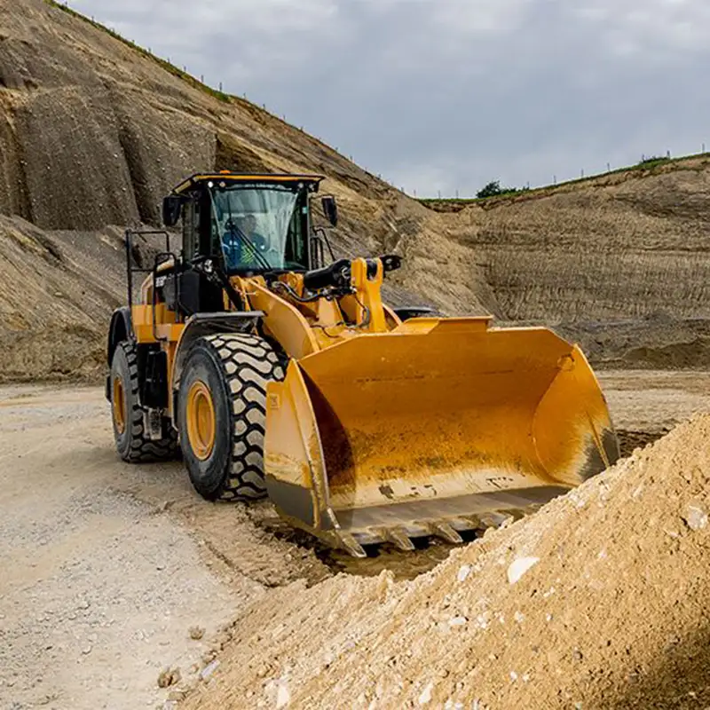 Pneulader in Kiesgrube